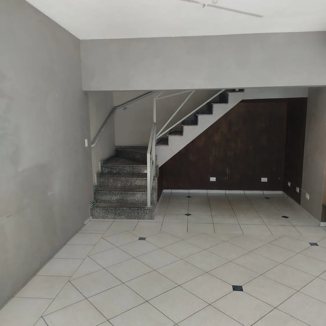 Piso térreo do(a) salão comercial padrão neutro em Jardim do Estádio, Itu - SP